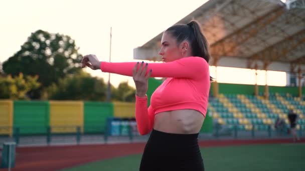 Fitness Γυναίκα Στα Αθλητικά Κάνοντας Διάφορες Ασκήσεις Για Σπορ Ματ — Αρχείο Βίντεο