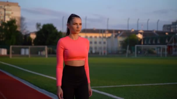 Retrato Uma Garota Forte Sportswear Correndo Estádio Menina Bonita Corre — Vídeo de Stock