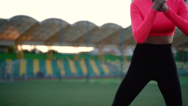 Fitness Vrouw Sportkleding Doet Verschillende Oefeningen Sportmat Groen Voetbalveld Met — Stockvideo