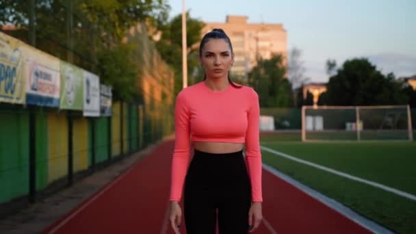 Egy Erős Sportszerkós Lány Portréja Aki Stadionban Rohangál Gyönyörű Lány — Stock videók