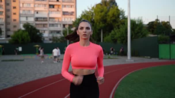 Egy Erős Sportszerkós Lány Portréja Aki Stadionban Rohangál Gyönyörű Lány — Stock videók