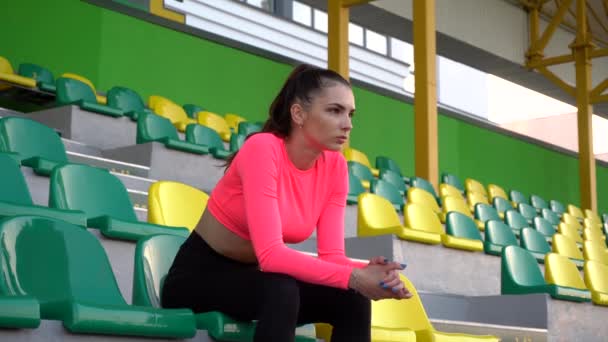 Egy Gyönyörű Lány Sport Egyenruhában Stadion Pódiumán Pálya Felé Néz — Stock videók