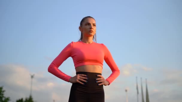 Fitness Žena Sportovním Oblečení Dělá Různá Cvičení Sportovní Podložce Zelené — Stock video