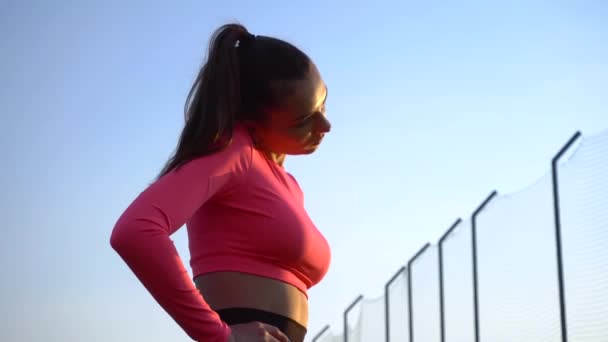 Fitness Γυναίκα Στα Αθλητικά Κάνοντας Διάφορες Ασκήσεις Για Σπορ Ματ — Αρχείο Βίντεο