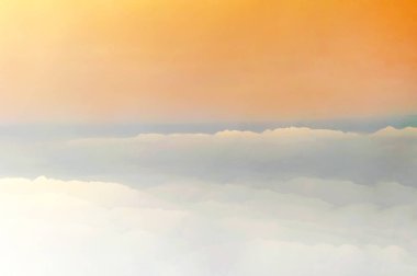 Açık turuncu bulutlu gökyüzü arka plan olarak kullanılabilir