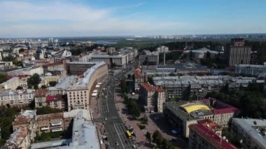 Central Caddesi. İnsansız hava aracının görüntüsü. Arka planda bütün şehir görünüyor.