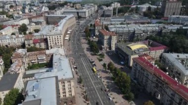 Central Caddesi. İnsansız hava aracının görüntüsü. Arka planda bütün şehir görünüyor.