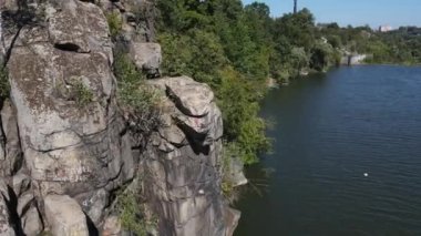 Yazın bir dağ nehrinde kayalar ve kaya nakaratları. Vadideki ve nehir kıyısındaki dron görüntüsü. Ağaçlar yetişir.