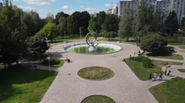 Yazın bir dağ nehrinde kayalar ve kaya nakaratları. Vadideki ve nehir kıyısındaki dron görüntüsü. Ağaçlar yetişir.