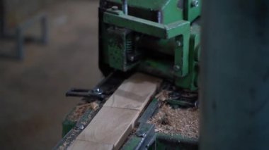 Tahta blokların çıkarılıp sıralandığı makine.