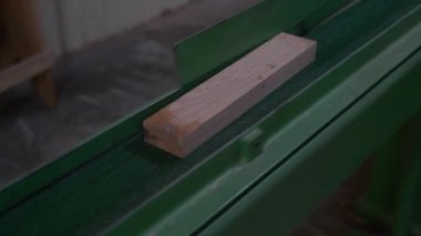 Tahta blokların çıkarılıp sıralandığı makine.