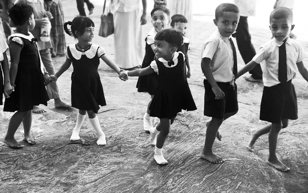 Skoleelever danser i takt og mak – stockfoto