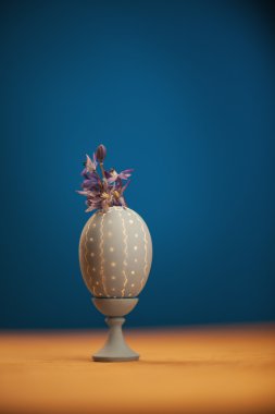 Bahar çiçekleri ile Paskalya yortusu yumurta