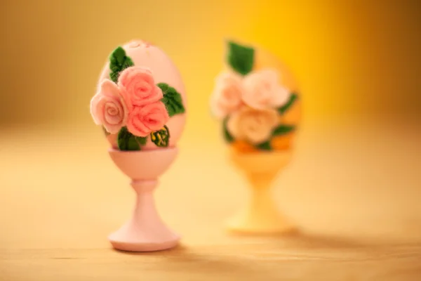 Πασχαλινά αυγά με ανοιξιάτικα λουλούδια — Φωτογραφία Αρχείου