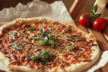 Pizza peyniri ve fesleğen yaprakları ile