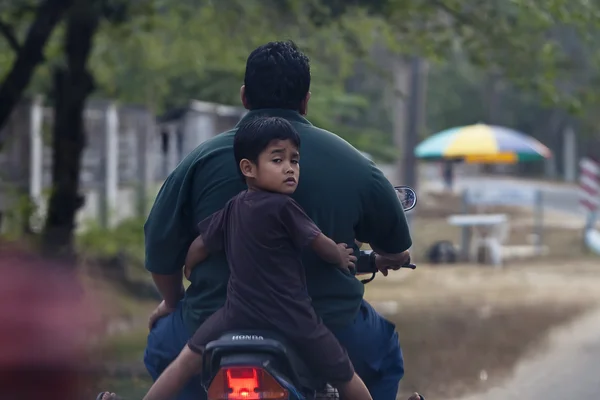 Niño pequeño con padre a caballo motocicleta — Foto de Stock