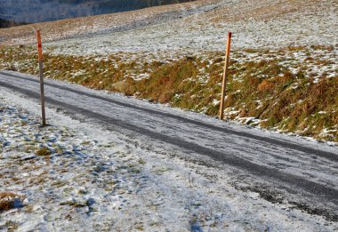 Tahta direkler, kirişler ve parmaklıklar kullanılarak kış bakımının önünü açıyorlar. Çayırlarda karla kaplı batık ve kapalı bir yol güvenli bir şekilde sürülebilir, bir hendeğe düşmeden öğütülebilir.