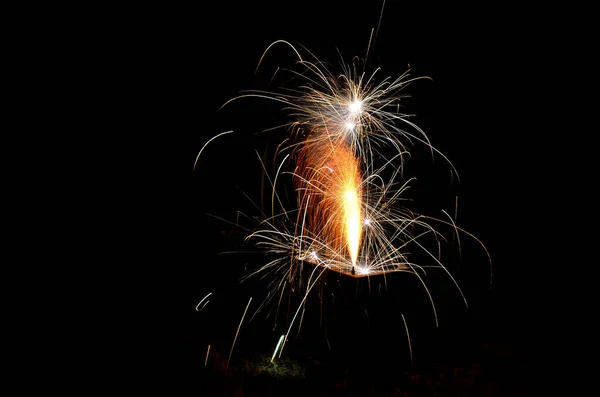 Κιβώτια Νυχτερινής Έκρηξης Γεμάτα Εκρηκτικά Πυροτεχνήματα Λευκό Θάμνος Σχήμα Λευκής — Φωτογραφία Αρχείου