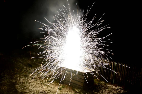 Cajas Explosión Nocturna Llenas Pirotecnia Explosiva Arbusto Blanco Forma Bola —  Fotos de Stock