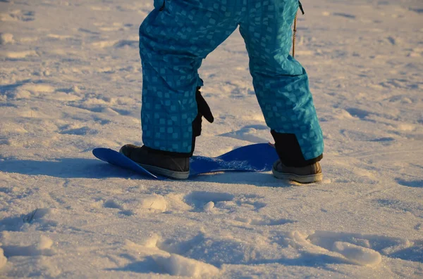 Menino Inverno Macacão Azul Tenta Montar Snowboard Plástico Infantil Testa — Fotografia de Stock