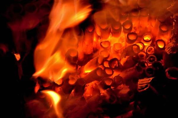 Πυροτεχνήματα Που Καίνε Σύστημα Από Ίνες Χαρτιού Θερμού Κόκκινου Χρώματος — Φωτογραφία Αρχείου