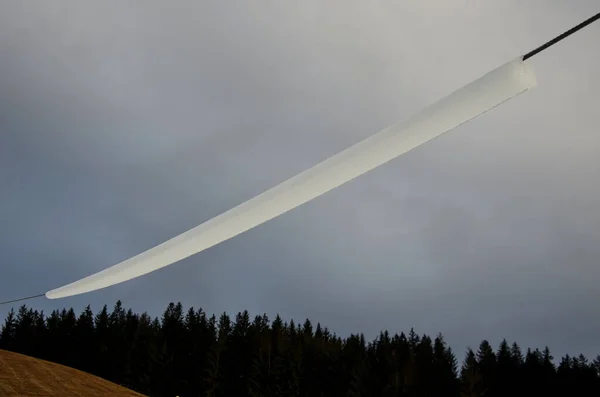 Güç Hatları Buz Saçakları Ile Silindir Şeklinde Büyük Bir Buz — Stok fotoğraf