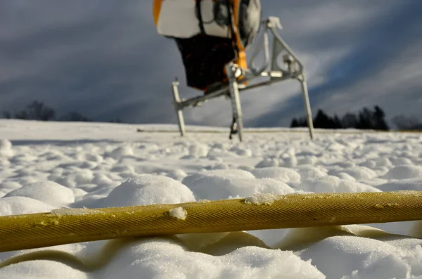 Sarı Tekstil Yangın Hortumu Kayakçılar Kayakçılar Için Yapay Kar Üretimi — Stok fotoğraf