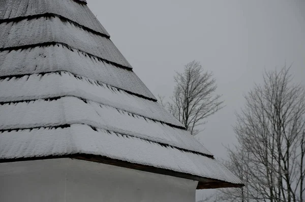 Schindeldach Auf Einem Gebäude Den Bergen Schnee Und Eisglätte Mit — Stockfoto