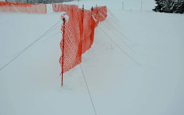 Oranje Geperforeerde Kunststof Folie Barrières Tegen Sneeuw Berggebieden Vertragen Van — Stockfoto