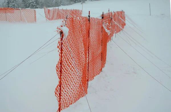 Oranje Geperforeerde Kunststof Folie Barrières Tegen Sneeuw Berggebieden Vertragen Van — Stockfoto