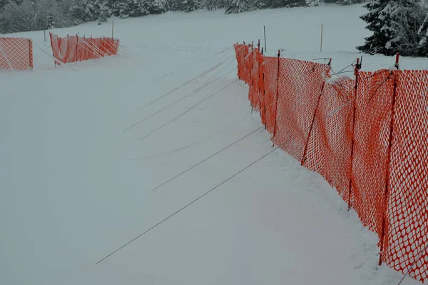 Turuncu Delikli Plastik Folyo Bariyerler Dağ Bölgelerinde Kara Karşı Kar — Stok fotoğraf