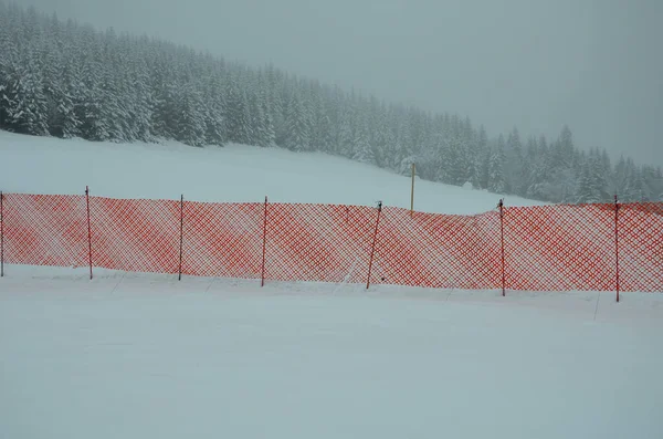 Turuncu Delikli Plastik Folyo Bariyerler Dağ Bölgelerinde Kara Karşı Kar — Stok fotoğraf