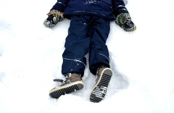 Iskolás Fiú Téli Ruhában Játszik Hóban Néha Földön Fekszik Hátán — Stock Fotó