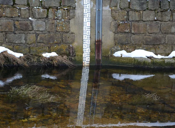 Pegelmessgerät Bach Und Fluss Bei Überschwemmungen Bestimmt Sie Und Zunahmen — Stockfoto