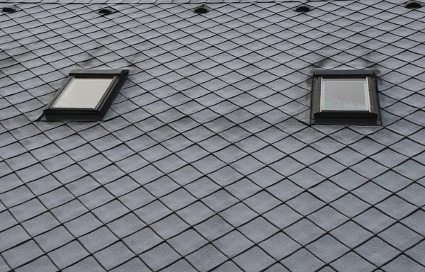 灰色屋顶瓷砖与窗口正方形石板模板 斜着躺下 正方形网格模式 屋顶的下缘是由一个金属条构成的 用来框架结构和更好地撕碎一层雪 — 图库照片