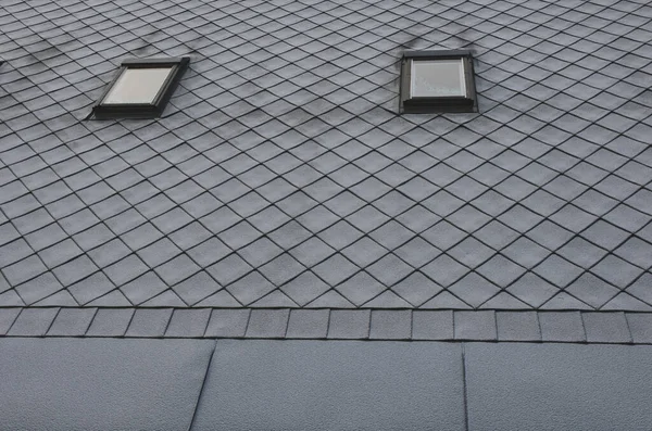 灰色屋顶瓷砖与窗口正方形石板模板 斜着躺下 正方形网格模式 屋顶的下缘是由一个金属条构成的 用来框架结构和更好地撕碎一层雪 — 图库照片