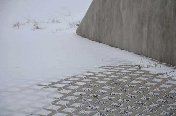 Szürke Beton Csempe Havazott Csak Részben Burkolat Tele Van Kaviccsal — Stock Fotó