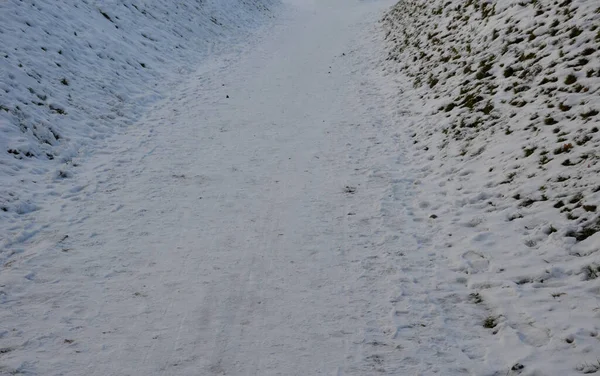 Caminos Congelados Campo Con Poco Nieve Rocas Entrada Profunda Callejón — Foto de Stock