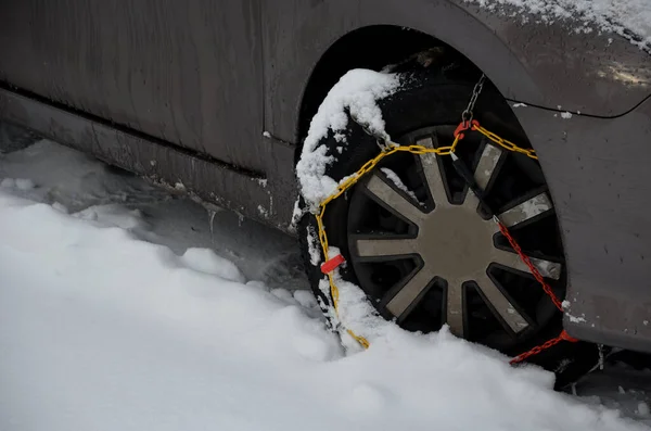 在雪地里开车穿过雪地的道路 把犁地抬到某个地方的草地上 这对汽车车轮上有雪链是没有帮助的 在厚厚的雪地里 冰层会有帮助的 — 图库照片