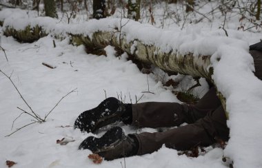 Ağaçla kaplı ölü bir adam. Ağaç ters döndü ve öldü. Bir orman işçisi olan turistin üzerine düştü. Karda bir sandığın altında donmuş ve hipotermik bir şekilde yatıyordu.
