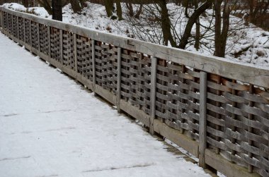Ortaçağ meşe ağacı, sürgülenmiş. Dönem modeline göre hendeğin üzerine inşa edilmiş bir köprü. Kale tehdit edilirse tahta köprüler çabucak yakılabilir ya da broş takılabilir. Kışın kar yağarken.