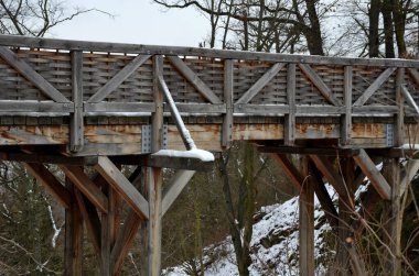 Ortaçağ meşe ağacı, sürgülenmiş. Dönem modeline göre hendeğin üzerine inşa edilmiş bir köprü. Kale tehdit edilirse tahta köprüler çabucak yakılabilir ya da broş takılabilir. Kışın kar yağarken.