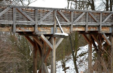 Ortaçağ meşe ağacı, sürgülenmiş. Dönem modeline göre hendeğin üzerine inşa edilmiş bir köprü. Kale tehdit edilirse tahta köprüler çabucak yakılabilir ya da broş takılabilir. Kışın kar yağarken.