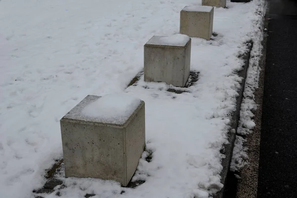 Gát Mentén Beton Cement Kockák Télen Havazik Fagyos Gyalogosvédelmi Navigációs — Stock Fotó