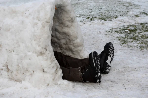 Przygotowanie Wyprawy Polarnej Snu Przetrwania Igloo Facet Leży Śnieżnej Chacie — Zdjęcie stockowe