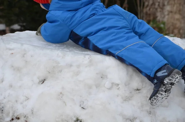 Egy Téli Overálos Kisgyerek Iglut Épít Kisfiú Felmászik Tetőre Jégfalon — Stock Fotó