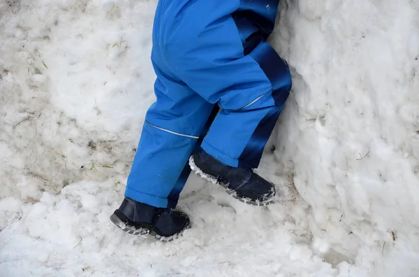 Kış tulumlu küçük bir çocuk bir eskimo kulübesi inşa edecek. Küçük çocuk çatıya tırmanıyor. Buz duvarında, tulumlu buzullar. Annesi onu dağcılık kariyeri için eğitiyor. Yavaşça aşağı kayıyor.