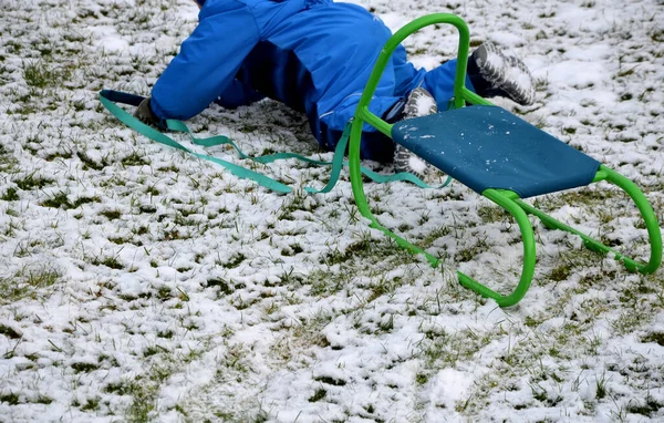 Egy Kisgyerek Téli Kezeslábasban Megpróbál Meghúzni Egy Szánkót Még Mindig — Stock Fotó