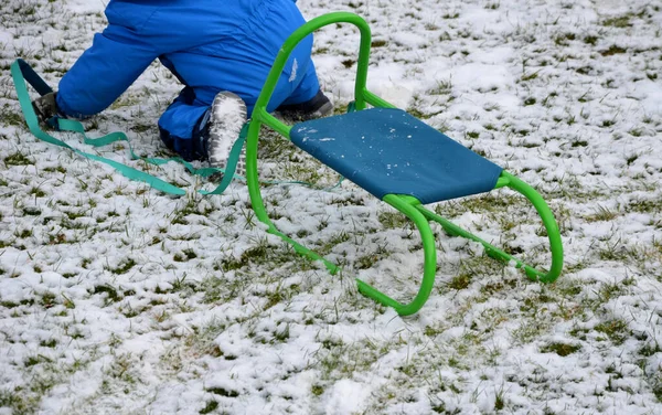 Egy Kisgyerek Téli Kezeslábasban Megpróbál Meghúzni Egy Szánkót Még Mindig — Stock Fotó