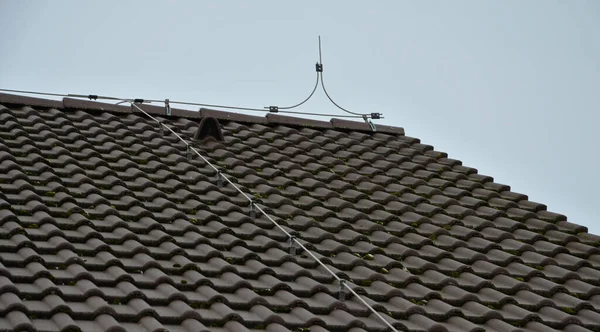 各灰色の屋根にアース線を設置し 建物の輪郭を写し トラスが雷に打たれないようにしなければならない — ストック写真